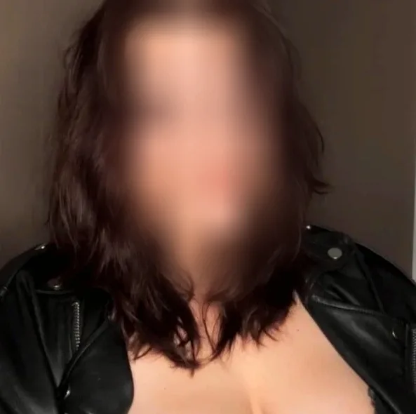 Amina, 25
