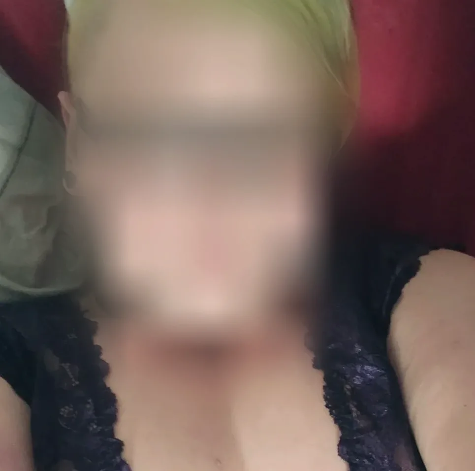 Ella, 28