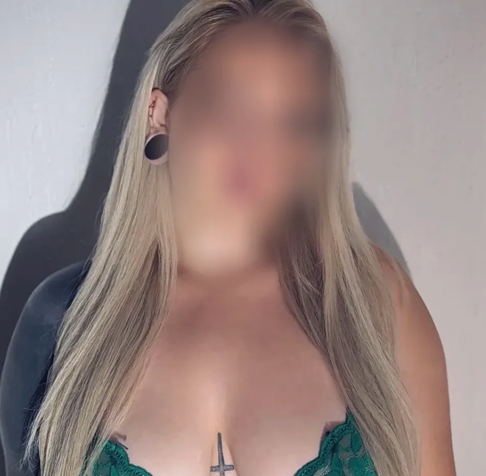 Emelie, 25