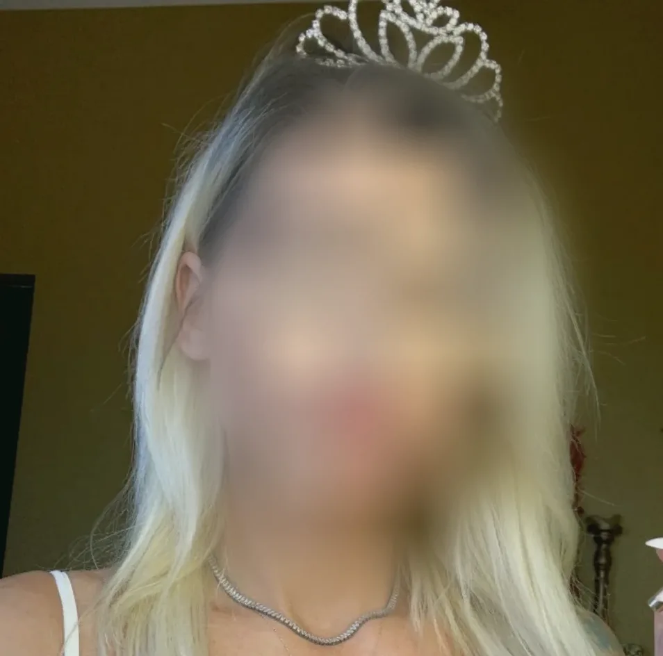 Ester, 35