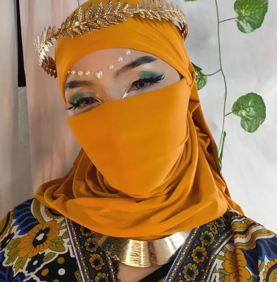 Sanela, 28